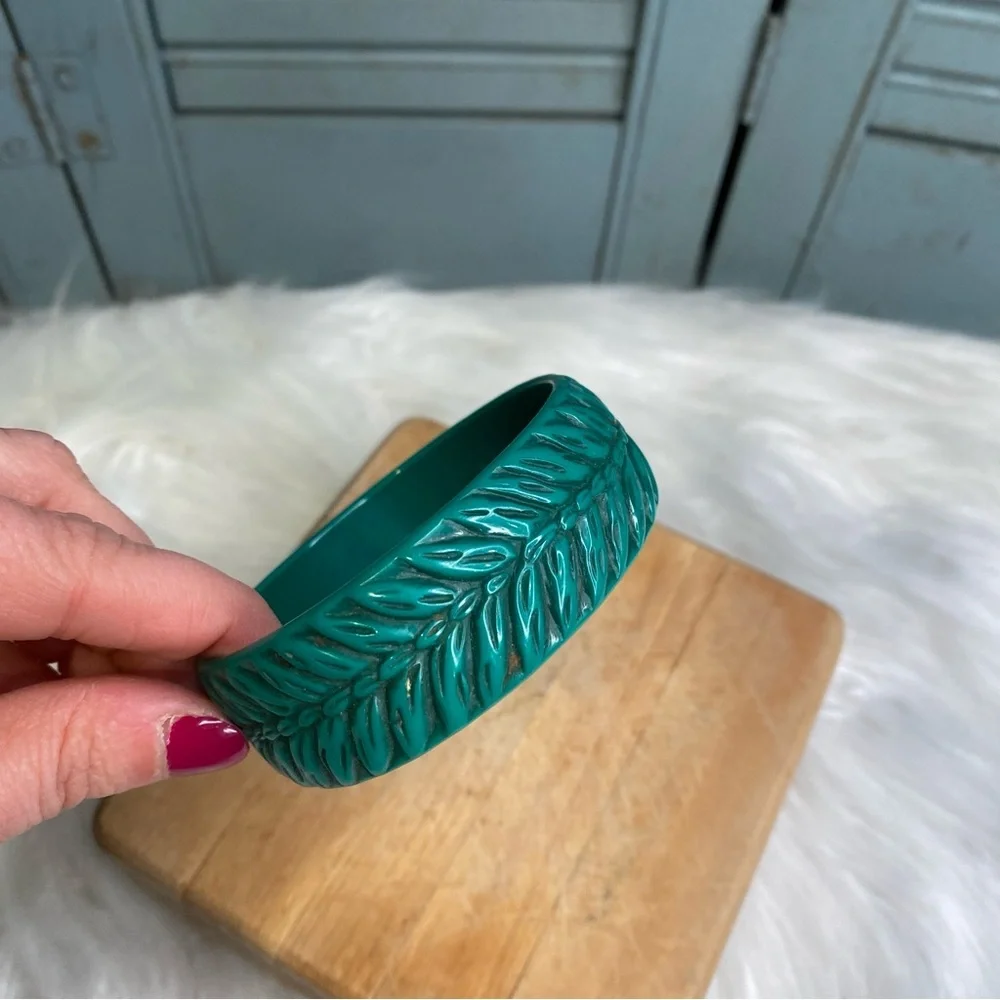 Vintage Acrylic MCM Dark Green Carved Leaf Tropical Tribal Bangle Bracelet